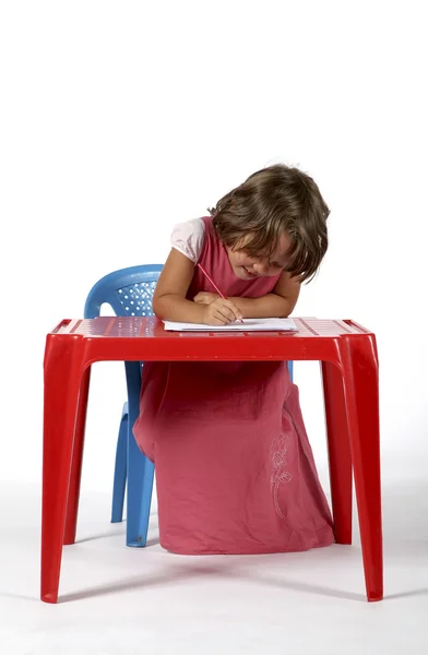 Niña dibuja con lápices de colores — Foto de Stock