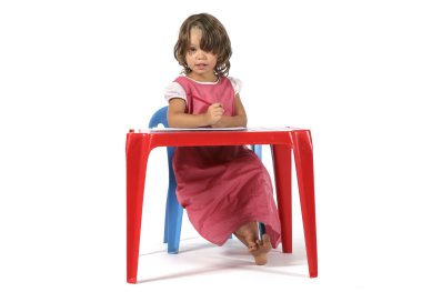 küçük kız boya kalemi ile çizer.