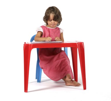 küçük kız boya kalemi ile çizer.