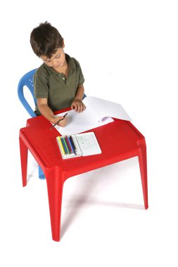 Küçük çocuk çiziyor