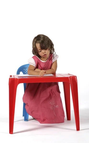 Niña dibuja con lápices de colores —  Fotos de Stock