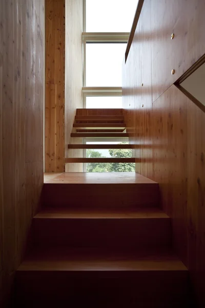 Экологический дом, лестница — стоковое фото
