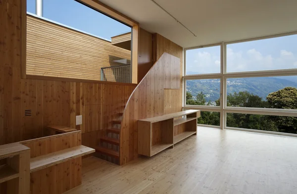 Ökologisches Haus, Zimmer mit großem Fenster — Stockfoto