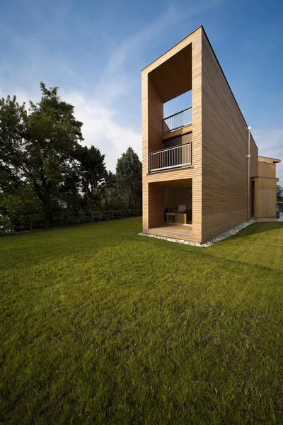 Экологический дом, на открытом воздухе — стоковое фото