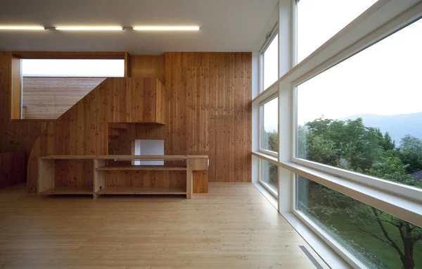 Экологический дом, комната с большим окном — стоковое фото