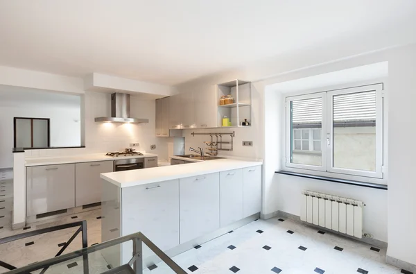 Appartement, witte keuken — Stockfoto