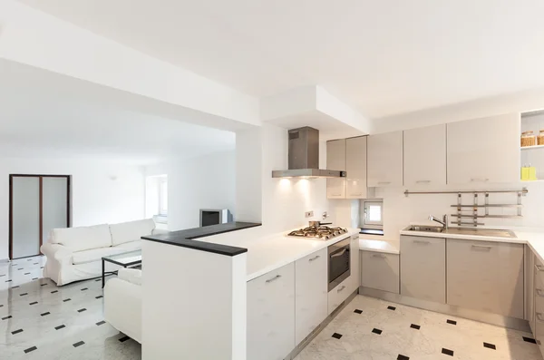 Wohnung, weiße Küche — Stockfoto