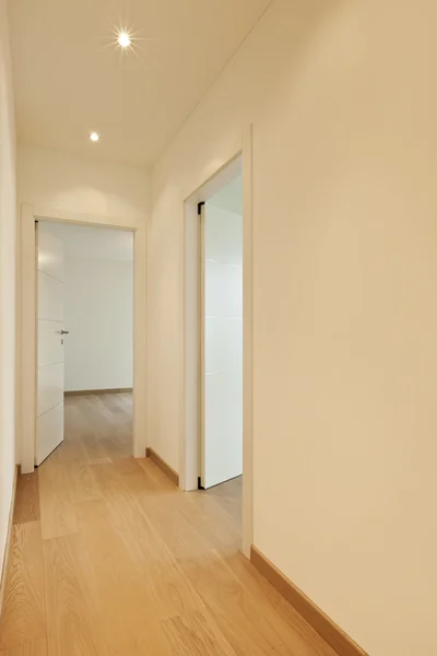 Nieuw appartement, lege corridor — Stockfoto