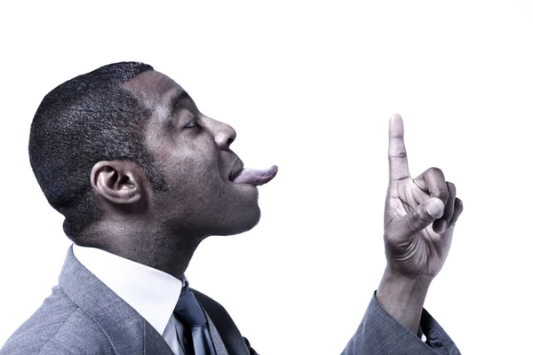 Uomo nero mostrando lingua — Foto Stock