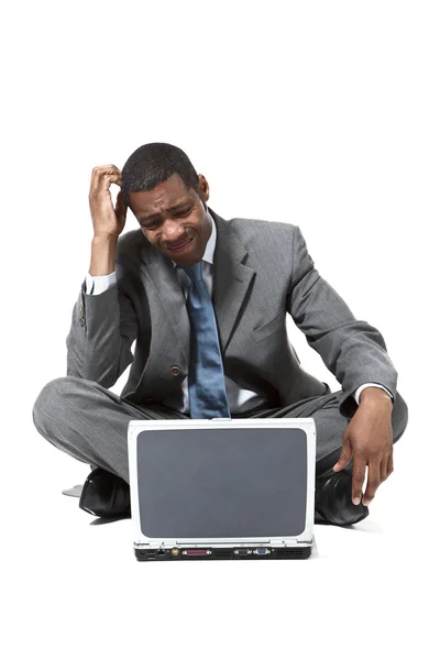 Triste homem de negócios preto com laptop — Fotografia de Stock