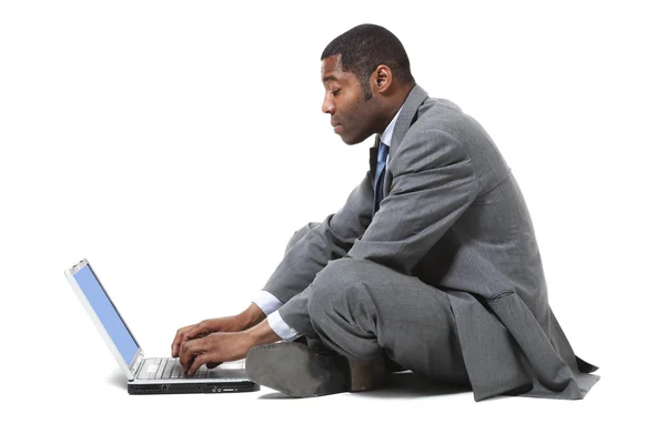 Грустный черный бизнесмен с ноутбуком — стоковое фото