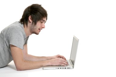 laptop ile yatan oğlan