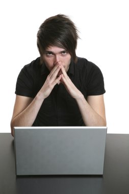 Bilgisayarlı genç adam