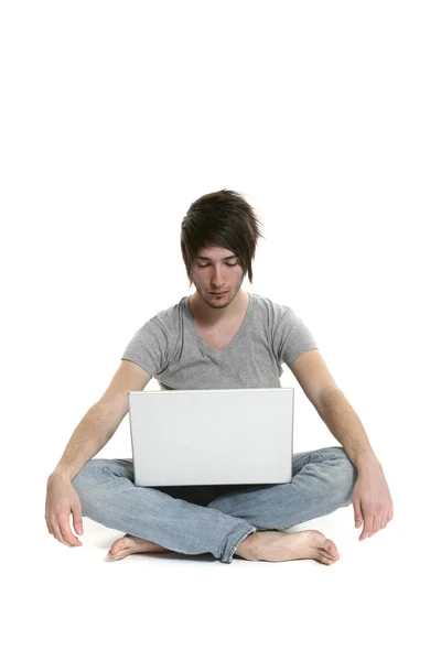 Homem sentado com laptop — Fotografia de Stock