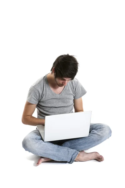 Mann sitzt mit Laptop — Stockfoto