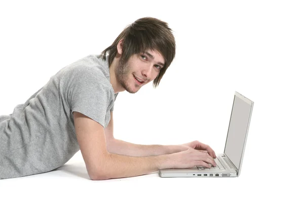 Pojken ligga med laptop — Stockfoto