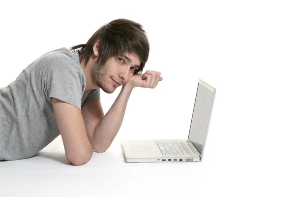 Menino deitado com laptop — Fotografia de Stock