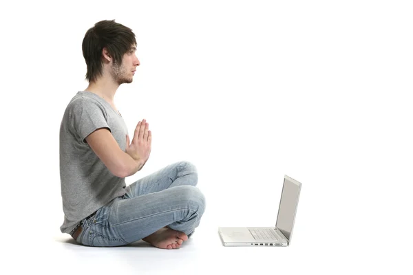 Uomo che medita con un computer — Foto Stock