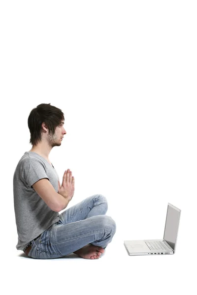 Hombre meditando con una computadora —  Fotos de Stock