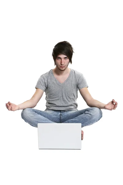 Hombre en posición de loto de yoga con portátil — Foto de Stock