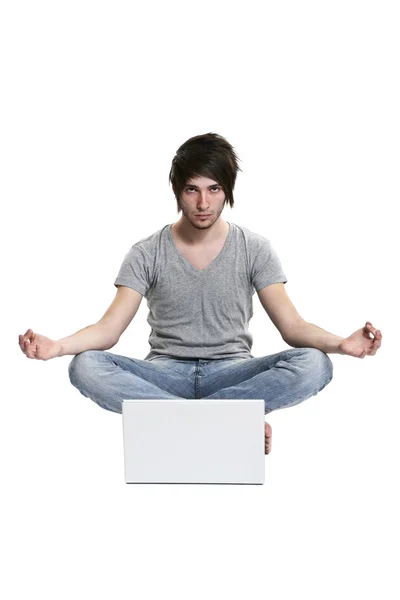 Uomo in posizione loto yoga con computer portatile — Foto Stock