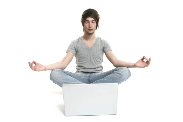 Uomo in posizione loto yoga con computer portatile — Foto Stock
