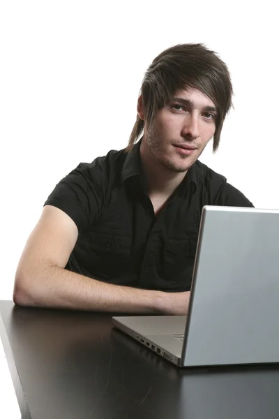 Nuori mies kannettava tietokone — kuvapankkivalokuva