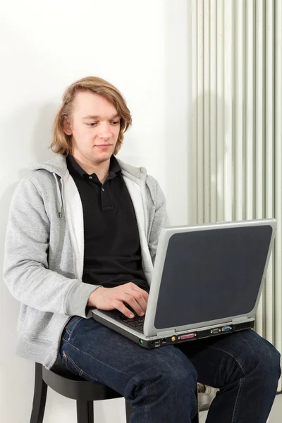 Chlap s laptopem — Stock fotografie