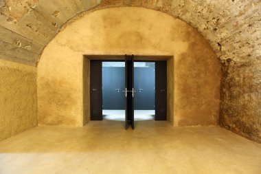 eski mağara, modern kapı