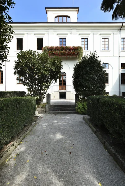 Beautiful vintage white house — Stock Photo, Image