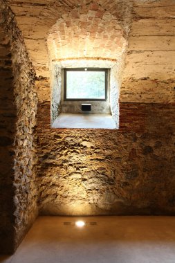 tarihi bir bina mağara