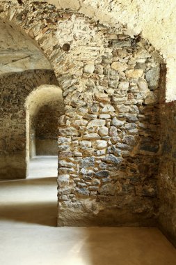 tarihi bir bina mağara