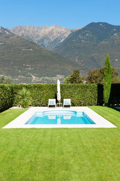 Modern villa med pool — Stockfoto
