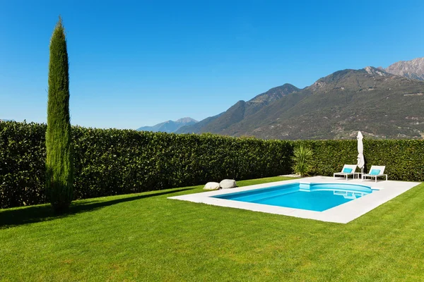 Modern villa med pool — Stockfoto