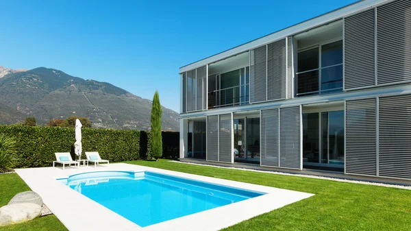 Modern villa med pool — Stockfoto