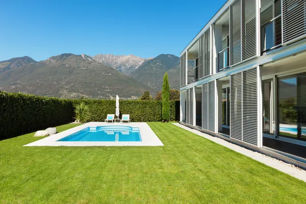 Modern villa with pool — Stock Photo, Image