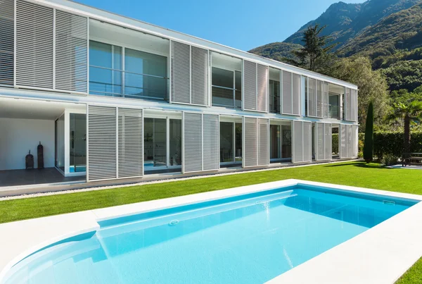 Modern villa med pool — Stockfoto