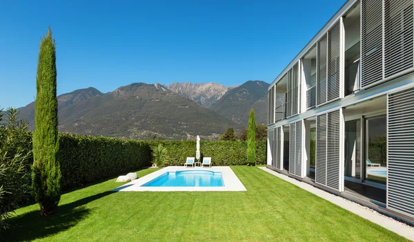 Moderne villa met zwembad — Stockfoto