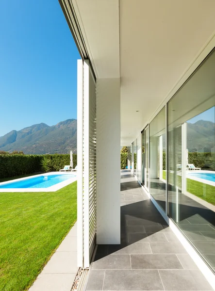 Modern villa-medencével — Stock Fotó