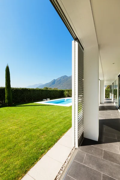 Modern villa med pool — Stockfoto