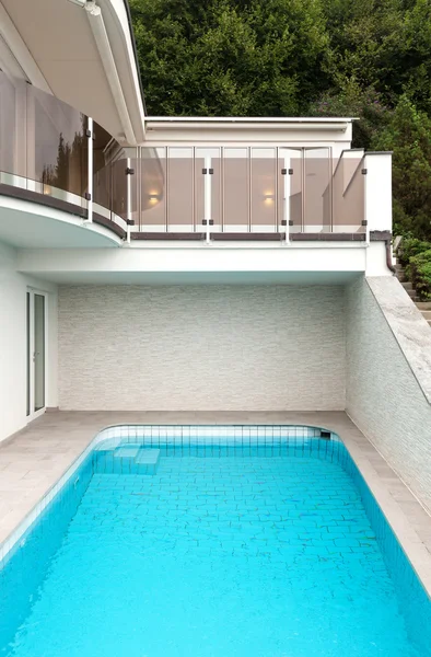 Byggnad med pool — Stockfoto
