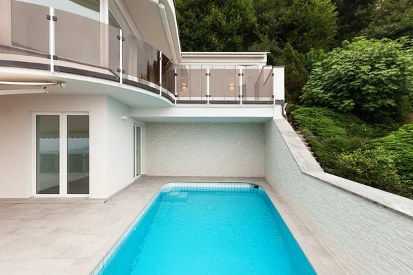 Building with pool — Stock Photo, Image