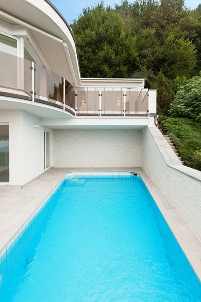 Edifício com piscina — Fotografia de Stock