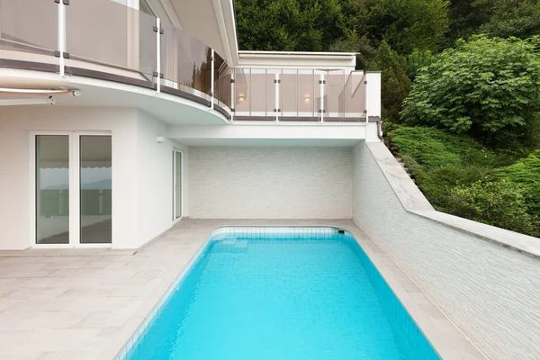 Building with pool — Stock Photo, Image