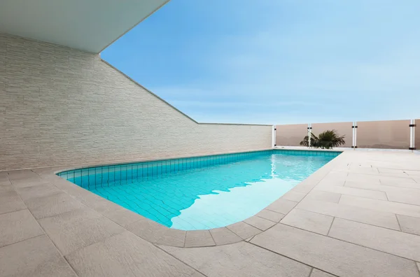 Edifício com piscina — Fotografia de Stock