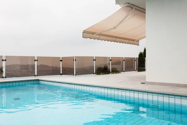 Building with pool — Stock Photo, Image