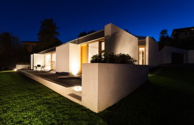 Modern villa, gece çekimi