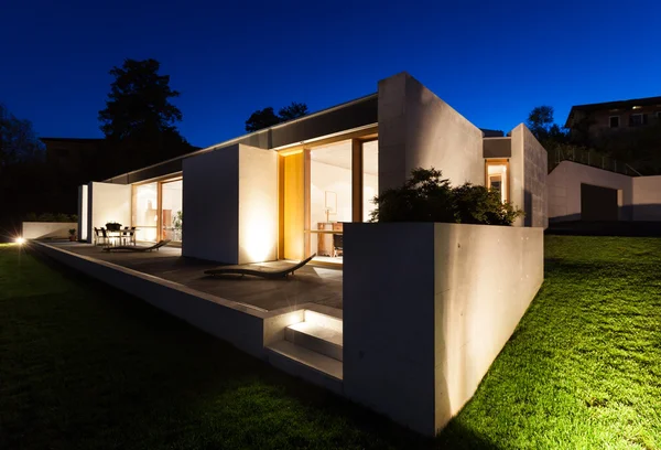 Modern villa, night scene — Stock Photo, Image