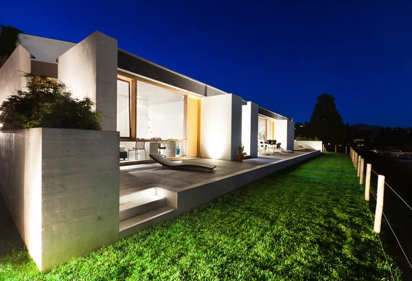 Moderne Villa, Nachtszene — Stockfoto
