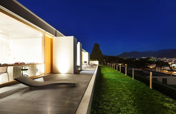 Moderne villa, Nachtscène — Stockfoto